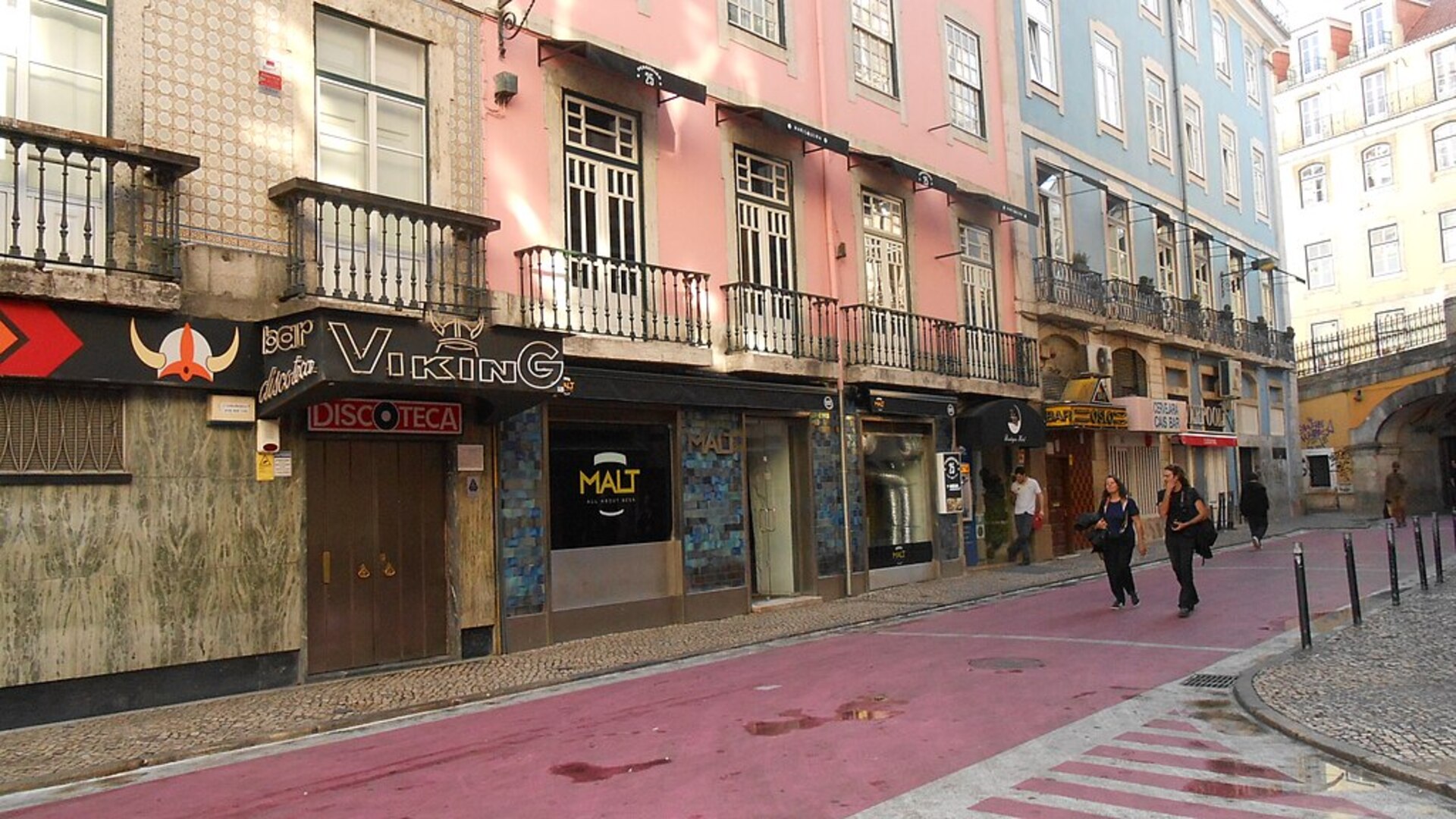 Modern wine bars in Cais do Sodré district